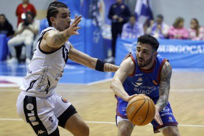 Imagen del partido entre el Silbö San Pablo Burgos y el Grupo Ureta Tizona Burgos.