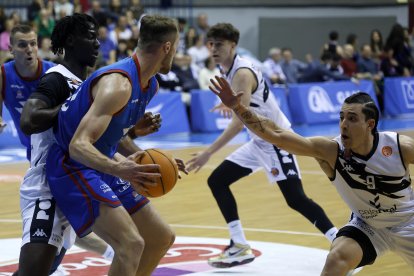 Imagen del partido entre el Silbö San Pablo Burgos y el Grupo Ureta Tizona Burgos.