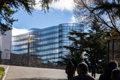 La malla metálica recrea el palacio de Alfonso X y es una de las novedades más destacables de las obras.