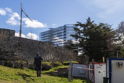 La malla metálica recrea el palacio de Alfonso X y es una de las novedades más destacables de las obras.