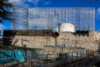 La malla metálica recrea el palacio de Alfonso X y es una de las novedades más destacables de las obras.