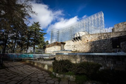 Vista de la malla metálica que está cambiando la fisonomía del Castillo de Burgos.
