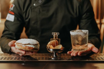 Un 'chevalier' y su 'traducción' a cóctel, en las manos de Vázquez.