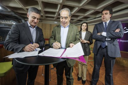 Los directivos del Grupo Ureta Tizona Burgos y de la Fundación Caja de Burgos, durante la renovación del convenio.