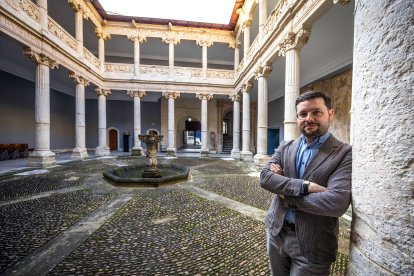 El director del Museo de Burgos, Luis Araus, en el patio de la Casa de Miranda a donde se traslada el museo en 1955.