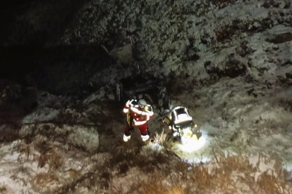 Los bomberos accedieron al coche sobre la una y cuarto de la madrugada.