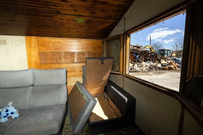 Interior de una vivienda de El Encuentro en pleno proceso de derribo de chabolas vacías.