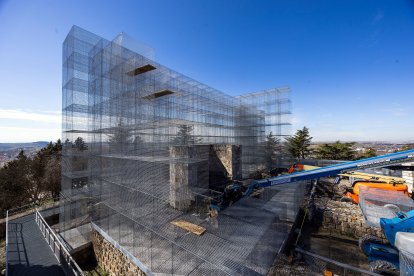 Asi están las obras de remodelación del Castillo de Burgos.