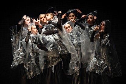El alumnado de 1º a 4º de enseñanzas profesionales de la Escuela Profesional de Danza de Castilla y León 'Ana Laguna' de Burgos se estrenó en Cultural Caja de Burgos.