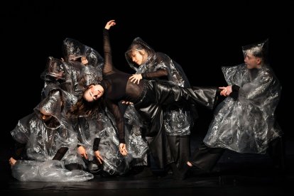 El alumnado de 1º a 4º de enseñanzas profesionales de la Escuela Profesional de Danza de Castilla y León 'Ana Laguna' de Burgos se estrenó en Cultural Caja de Burgos.
