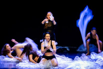 El alumnado de 1º a 4º de enseñanzas profesionales de la Escuela Profesional de Danza de Castilla y León 'Ana Laguna' de Burgos se estrenó en Cultural Caja de Burgos.