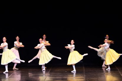 El alumnado de 1º a 4º de enseñanzas profesionales de la Escuela Profesional de Danza de Castilla y León 'Ana Laguna' de Burgos se estrenó en Cultural Caja de Burgos.