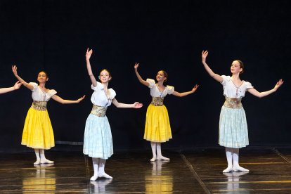 El alumnado de 1º a 4º de enseñanzas profesionales de la Escuela Profesional de Danza de Castilla y León 'Ana Laguna' de Burgos se estrenó en Cultural Caja de Burgos.