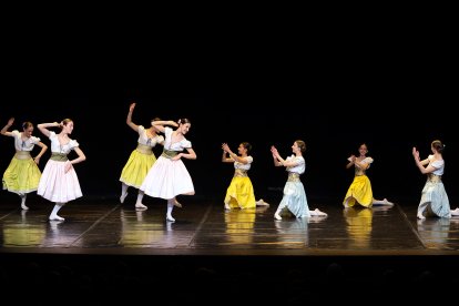 El alumnado de 1º a 4º de enseñanzas profesionales de la Escuela Profesional de Danza de Castilla y León 'Ana Laguna' de Burgos se estrenó en Cultural Caja de Burgos.