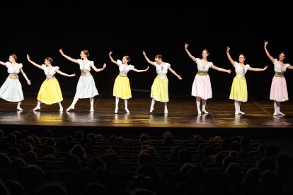El alumnado de 1º a 4º de enseñanzas profesionales de la Escuela Profesional de Danza de Castilla y León 'Ana Laguna' de Burgos se estrenó en Cultural Caja de Burgos.