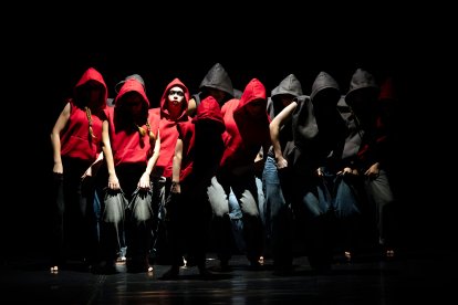 El alumnado de 1º a 4º de enseñanzas profesionales de la Escuela Profesional de Danza de Castilla y León 'Ana Laguna' de Burgos se estrenó en Cultural Caja de Burgos.