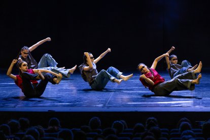 El alumnado de 1º a 4º de enseñanzas profesionales de la Escuela Profesional de Danza de Castilla y León 'Ana Laguna' de Burgos se estrenó en Cultural Caja de Burgos.