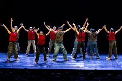 El alumnado de 1º a 4º de enseñanzas profesionales de la Escuela Profesional de Danza de Castilla y León 'Ana Laguna' de Burgos se estrenó en Cultural Caja de Burgos.