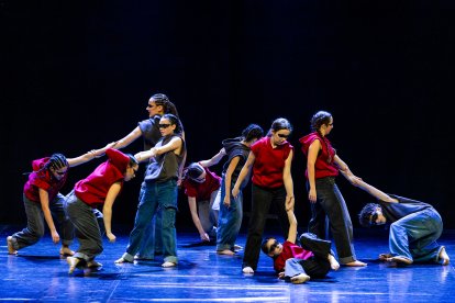 El alumnado de 1º a 4º de enseñanzas profesionales de la Escuela Profesional de Danza de Castilla y León 'Ana Laguna' de Burgos se estrenó en Cultural Caja de Burgos.