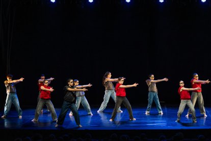El alumnado de 1º a 4º de enseñanzas profesionales de la Escuela Profesional de Danza de Castilla y León 'Ana Laguna' de Burgos se estrenó en Cultural Caja de Burgos.