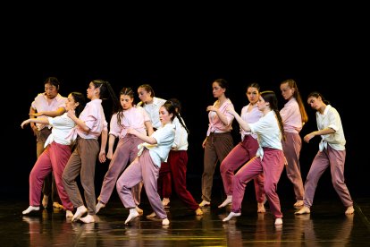 El alumnado de 1º a 4º de enseñanzas profesionales de la Escuela Profesional de Danza de Castilla y León 'Ana Laguna' de Burgos se estrenó en Cultural Caja de Burgos.