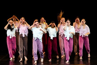 El alumnado de 1º a 4º de enseñanzas profesionales de la Escuela Profesional de Danza de Castilla y León 'Ana Laguna' de Burgos se estrenó en Cultural Caja de Burgos.