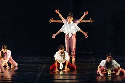 Los alumnos de 1º a 4º de la Escuela Profesional de Danza de Castilla y León 'Ana Laguna' de Burgos se ganaron al público que se citó en Cultural Caja de Burgos.
