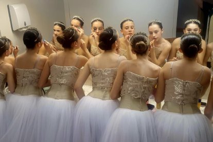 Imagen de cómo se preparan las alumnas de Segundo de Clásico.