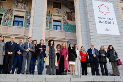 Minuto de silencio a la puerta de la Universidad Isabel I, para condenar los atentados machistas de los últimos días, como el asesinato de Andrea Bejarano.