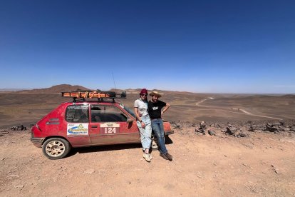 La pareja viaja en un Peugeot 205 del año 91.