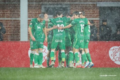 Imagen del partido entre el Mirandés y el Racing.