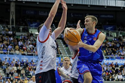 Imagen del partido entre el Silbö San Pablo Burgos y UEMC Real Valladolid.