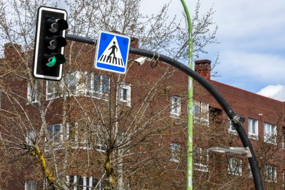 En el detalle de la imagen se pueden ver los sensores y la nueva iluminación en el semáforo.