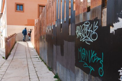 Pintadas vandálicas en el centro de la capital burgalesa.