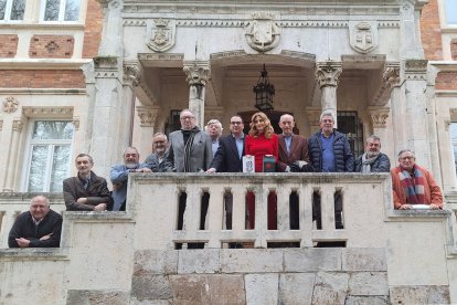 El jurado del Premio de la Crítica de Castilla y León, en el Palacio de la Isla, con los libros laureados.
