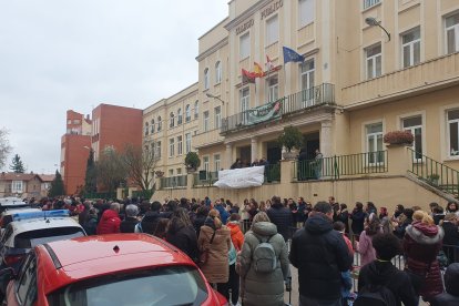 La concentración contra la violencia hacia el profesorado reunía a toda la comunidad educativa del Padre Manjón.