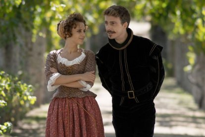 Víctor Clavijo como Lope de Vega en 'El Ministerio del Tiempo', acompañado por Aura Garrido.
