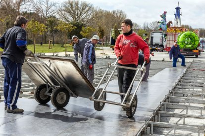 Los operarios se afanan en poder tener todo listo para este domingo 30 de marzo a las 16.30 horas.