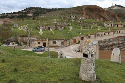El barrio de las bodegas de Baltanás, situado en la parte alta del casco urbano, está integrado por unas 375 bodegas, excavadas alrededor de un cerro