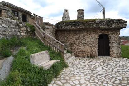 El barrio de las bodegas de Baltanás, situado en la parte alta del casco urbano, está integrado por unas 375 bodegas, excavadas alrededor de un cerro