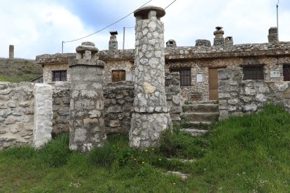 El barrio de las bodegas de Baltanás, situado en la parte alta del casco urbano, está integrado por unas 375 bodegas, excavadas alrededor de un cerro