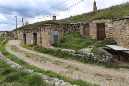 El barrio de las bodegas de Baltanás, situado en la parte alta del casco urbano, está integrado por unas 375 bodegas, excavadas alrededor de un cerro