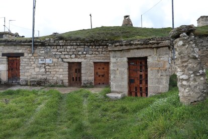 El barrio de las bodegas de Baltanás, situado en la parte alta del casco urbano, está integrado por unas 375 bodegas, excavadas alrededor de un cerro