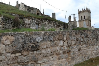 El barrio de las bodegas de Baltanás, situado en la parte alta del casco urbano, está integrado por unas 375 bodegas, excavadas alrededor de un cerro
