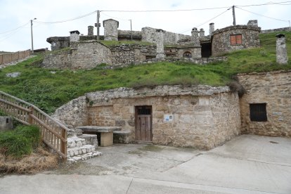 El barrio de las bodegas de Baltanás, situado en la parte alta del casco urbano, está integrado por unas 375 bodegas, excavadas alrededor de un cerro