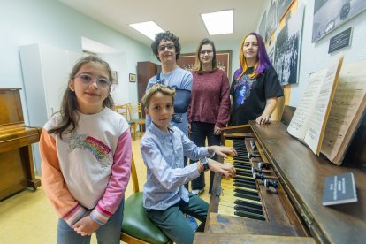 Naia Garmón, Hernán Alzaga (en el clavicordio de Antonio José), Asier Garmón, Marta Fontaneda y Ana Martínez.