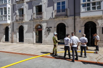 El personal del restaurante Cobo Estratos, esperando a entrar al local tras el incendio.