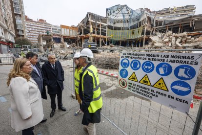 La alcaldesa, Cristina Ayala, durante la visita a los trabajos de demolición.