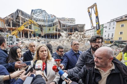 La alcaldesa, Cristina Ayala, durante la visita a los trabajos de demolición.