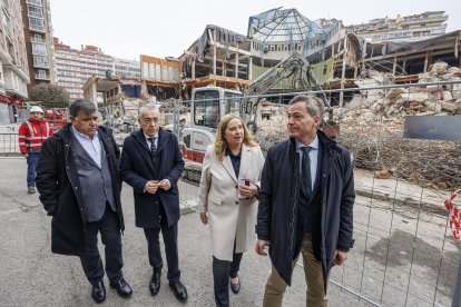 La alcaldesa, Cristina Ayala, durante la visita a los trabajos de demolición.